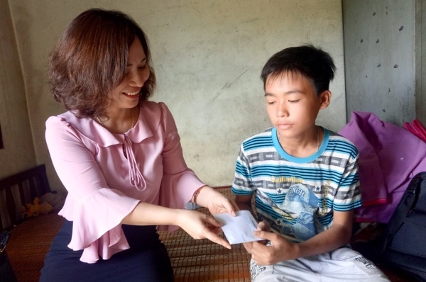 Nhà báo Nguyễn Phượng đến thăm, tặng quà cho 2 chị em Tốt – Đẹp (xã Phú Hội, huyện Nhơn Trạch) mồ côi cả cha lẫn mẹ.