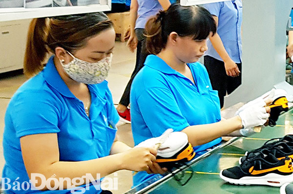 Công nhân xản xuất tại Công ty TNHH Chang Shin Việt Nam trong Khu công nghiệp Lộc An - Bình Sơn