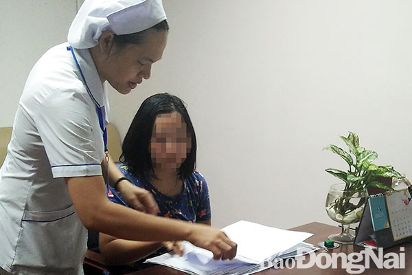Một bác sĩ Khoa Sản (ngồi) Bệnh viện đa khoa Đồng Nai đã bị người nhà của một bệnh nhân hành hung vì khó chịu bởi tiếng loa phát thanh. Ảnh: TRẦN DANH