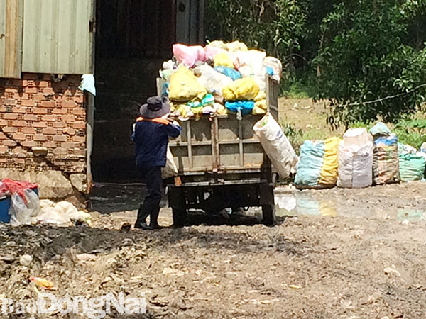 Xe thu gom vào đổ rác trong điểm trung chuyển rác ở ấp 5, xã Tam An (huyện Long Thành)