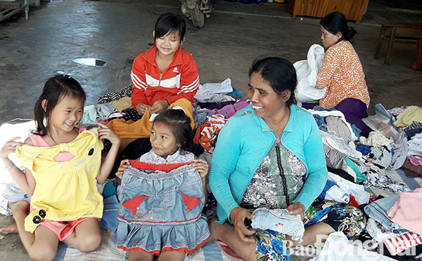 Niềm vui của những người dân xã Thanh Sơn (huyện Định Quán) khi chọn được những bộ đồ ưng ý từ Tủ quần áo yêu thương