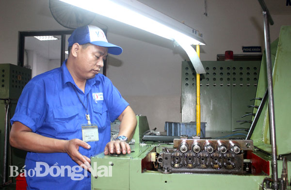 Chỉ số sản xuất công nghiệp của Đồng Nai tăng trên 8,6% so với cùng kỳ năm trước. Trong ảnh: Sản xuất tại một công ty (Khu công nghiệp Agtex Long Bình, TP.Biên Hòa)