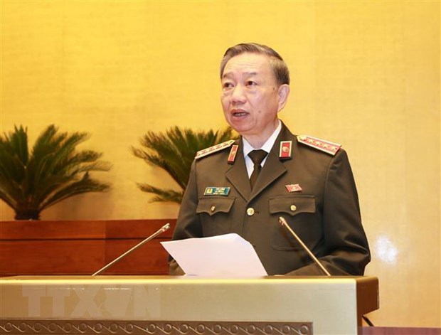 Bộ trưởng Bộ Công an Tô Lâm, thừa ủy quyền của Thủ tướng Chính phủ trình bày Báo cáo công tác phòng ngừa, chống tội phạm và vi phạm pháp luật năm 2019. (Ảnh: Doãn Tấn/TTXVN)