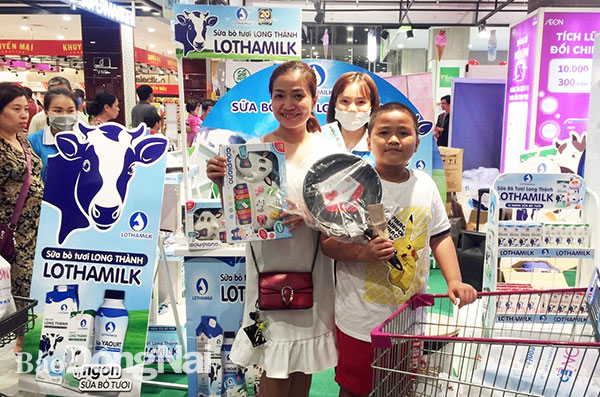 Sản phẩm sữa bò Long Thành đang được bán tại các hệ thống siêu thị trên cả nước. Ảnh: H.Lộc