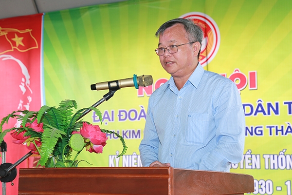 Đồng chí Cao Tiến Dũng phát biểu với người dân khu Kim Sơn