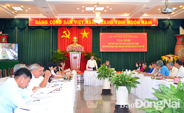 Phó bí thư thường trực Tỉnh ủy Hồ Thanh Sơn trao đổi một số nội dung thảo luận tại buổi tọa đàm