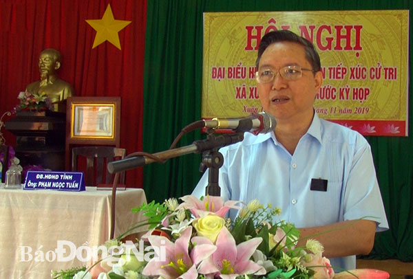 Phó chủ tịch HĐND tỉnh Phạm Ngọc Tuấn phát biểu tại buổi tiếp xúc cử tri