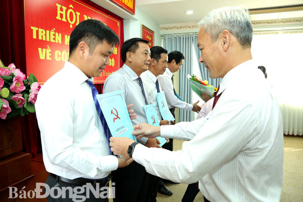 Đồng chí Bí thư Tỉnh ủy Nguyễn Phú Cường trao quyết định cho các đồng chí được điều động bổ nhiệm