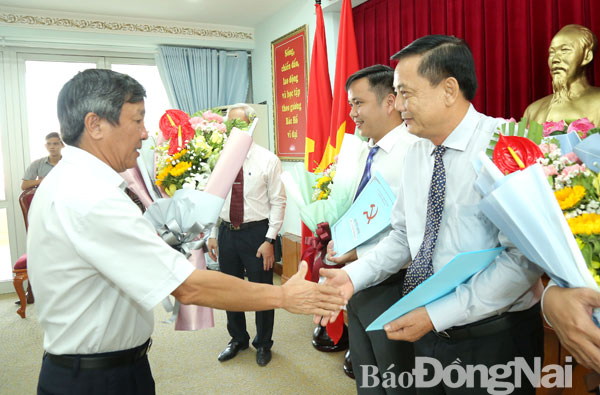 Đồng chí Phó bí thư Thường trực Tỉnh ủy Hồ Thanh Sơn tặng hoa cho các đồng chí được điều động bổ nhiệm