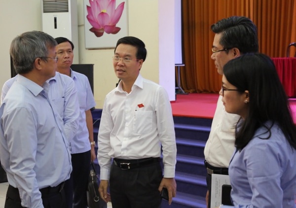 Đại biểu Võ Văn Thưởng trao đổi thêm với lãnh đạo tỉnh và huyện Long Thành sau buổi tiếp xúc cử tri