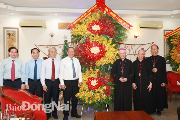 Deputy Prime Minister Truong Hoa Binh (third from left) presents a flower basket from Prime Minister Nguyen Xuan Phuc to the dignitaries of Xuan Loc Diocese to celebrate Christmas this year . (Photo: NDO/Thien Vuong)