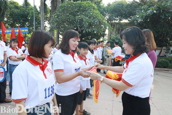 Chủ tịch UBND huyện Xuân Lộc Nguyễn Thị Cát Tiên tặng cờ lưu niệm cho các đơn vị tham dự giải