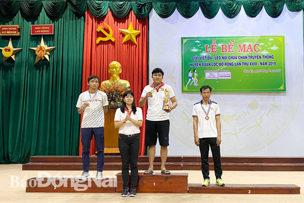 Phó chủ tịch UBND huyện, Phó ban tổ chức Nguyễn Thị Lành trao thưởng cho các VĐV giành thứ hạng