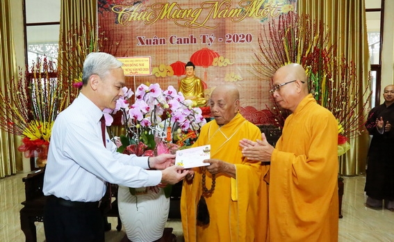 Đồng chí Bí thư Tỉnh ủy Nguyễn Phú Cường tặng quà chúc mừng năm mới Ban trị sự giáo hội phật giáo tỉnh