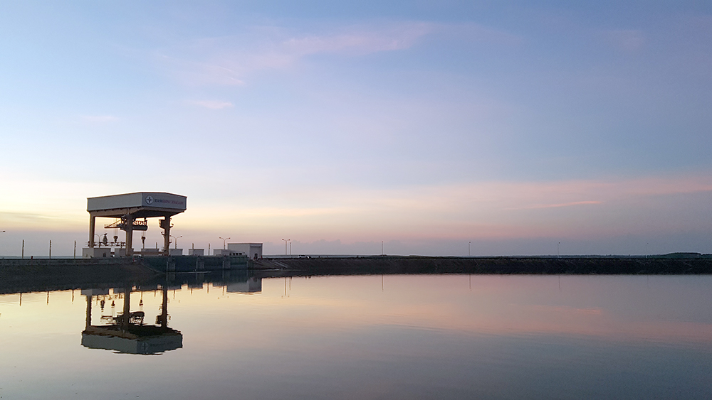 Một góc hoàng hôn trên hồ Trị An. Ảnh: HẢI QUÂN