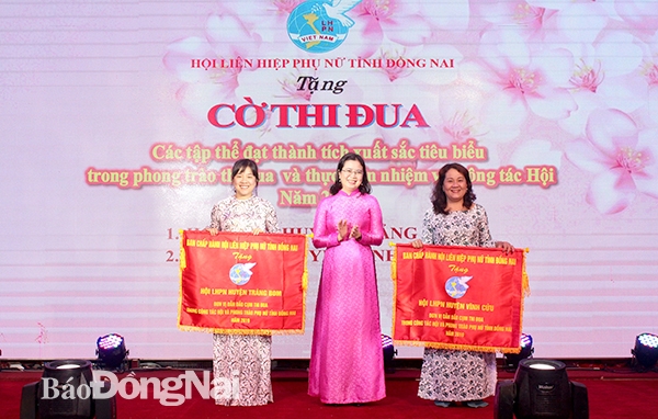Chủ tịch Hội LHPN tỉnh Lê Thị Ngọc Loan trao cờ thi đua cho các tập thể đạt thành tích xuất sắc tiêu biểu trong phong trào thi đua và thực hiện các nhiệm vụ công tác Hội năm 2019