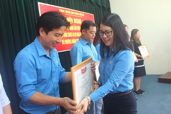 Chủ tịch Liên đoàn Lao động tỉnh Nguyễn Thị Như Ý trao bằng khen cho các tập thể, cá nhân xuất sắc
