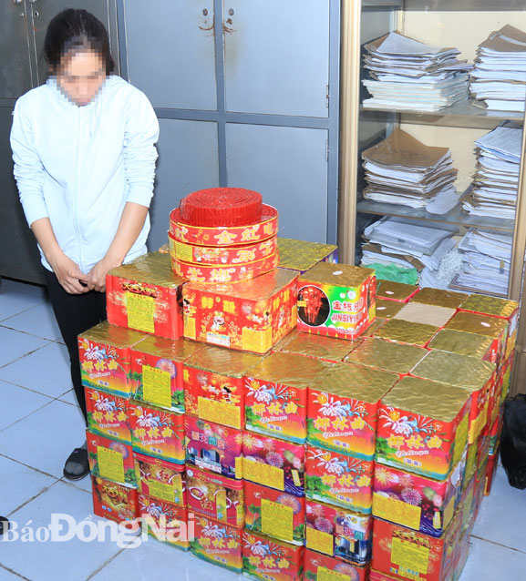 Lã Thị Trang cùng số pháo tàng trữ trái phép bị Công an huyện Trảng Bom thu giữ.