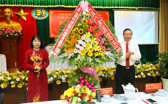 Bí thư Đảng ủy khối các cơ quan tỉnh Hoàng Thị Bích Hằng tặng hoa chúc mừng đại hội