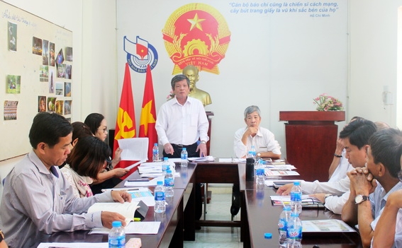 Chủ tịch Hội Nhà báo tỉnh Nguyễn Tôn Hoàn phát biểu tại hội nghị