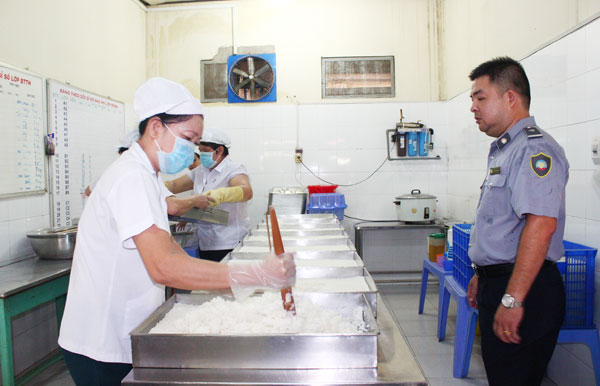  Cơ quan chức năng kiểm tra an toàn vệ sinh thực phẩm tại một cơ sở thực phẩm trên địa bàn tỉnh.