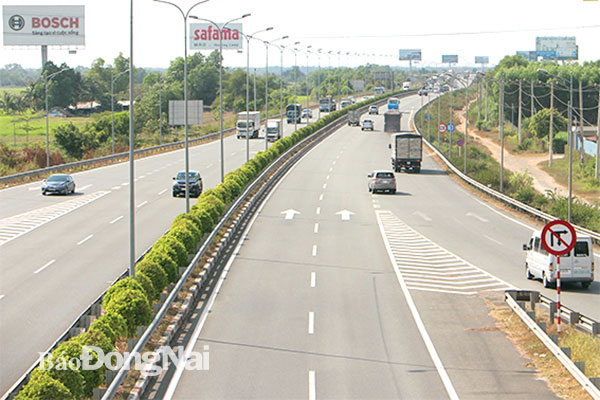 Hạ tầng giao thông là lợi thế lớn của huyện Long Thành. Trong ảnh: Đường cao tốc TP.Hồ Chí Minh - Long Thành - Dầu Giây đoạn qua huyện Long Thành. Ảnh: H.Lộc
