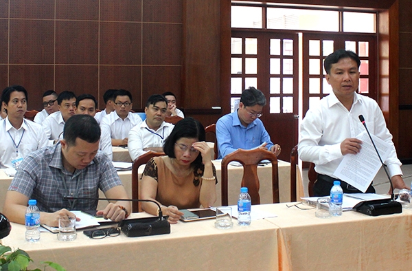 Phó chủ tịch UBND huyện Long Thành Lê Văn Tiếp trao đổi tại cuộc họp