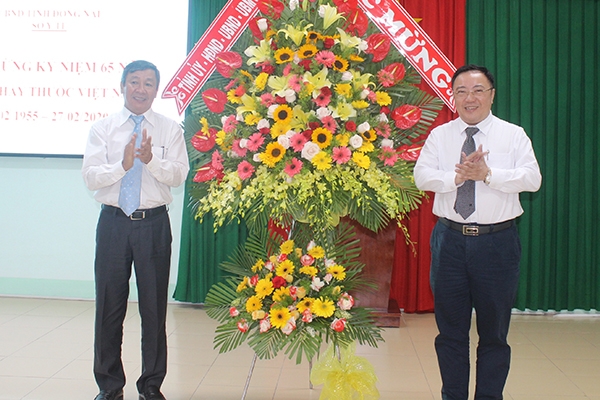 Phó bí thư Thường trực Tỉnh ủy Hồ Thanh Sơn (bìa trái) tặng hoa chúc mừng lãnh đạo Sở Y tế nhân kỷ niệm 65 năm Ngày Thầy thuốc Việt Nam.