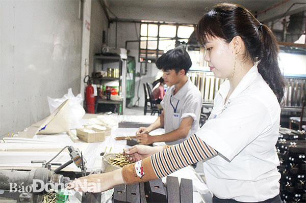 Công nhân Công ty TNHH sản xuất đồ mộc Chien Việt Nam trong giờ làm việc. Ảnh: Hồ Thảo