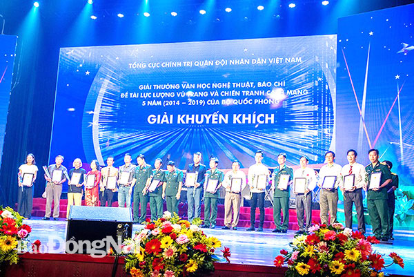 Nghệ sĩ nhiếp ảnh Trần Hữu Cường (thứ 2 từ phải qua) tại lễ trao giải. Ảnh: L.Na