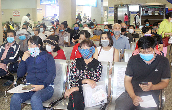 Bệnh nhân chờ lấy thuốc BHYT tại Bệnh viện đa khoa Đồng Nai.(ảnh minh họa)