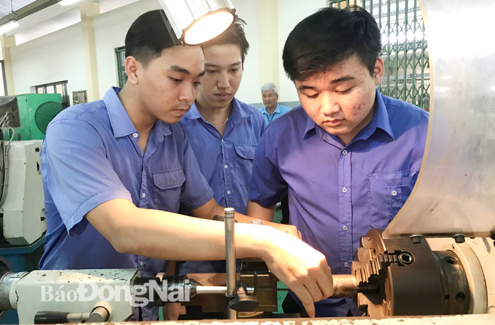 Học sinh thực hành tại xưởng cơ khí Trường cao đẳng Nghề công nghệ cao Đồng Nai Ảnh: HẢI YẾN
