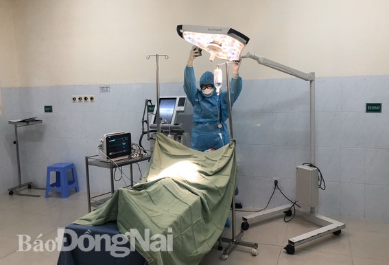 Các nhân viên y tế Bệnh viện nhi đồng Đồng Nai diễn tập tình huống có bệnh nhân nghi nhiễm Covid-19 cần phẫu thuật.