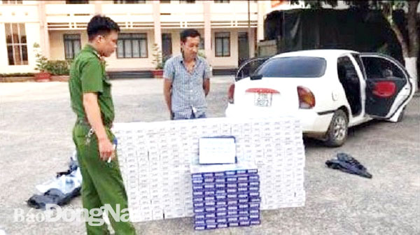 Đối tượng Huỳnh Minh Thiện cùng tang vật bị Công an H.Long Thành bắt giữ. Ảnh: CALT cung cấp