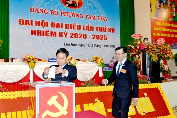Các đại biểu dự Đại hội Đảng bộ P.Tam Hòa bỏ phiếu bầu trực tiếp Bí thư Đảng ủy phường nhiệm kỳ 2020-2025