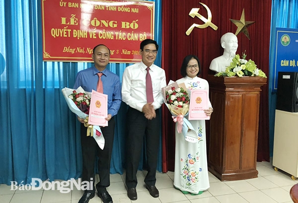 Phó chủ tịch UBND tỉnh Trần Văn Vĩnh trao quyết định bổ nhiệm hai Phó giám đốc sở