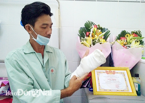 Anh Hoàng Quốc Sự , công an viên Công an xã Xuân Bắc (H.Xuân Lộc) đang điều trị vết thương tại Bệnh viện Đa khoa khu vực Long Khánh. Ảnh: T.Danh