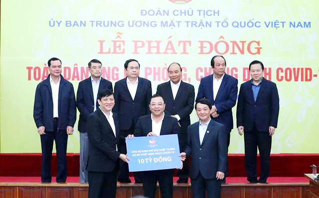 Thủ tướng Nguyễn Xuân Phúc cùng các đại biểu chứng kiến các tổ chức và cá nhân quyên góp ủng hộ công tác phòng, chống dịch COVID-19. Ảnh: Thống Nhất – TTXVN