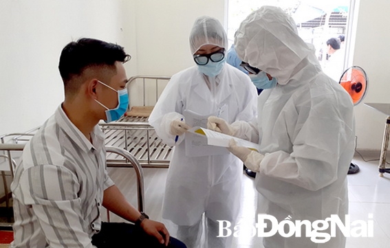 Nhân viên y tế của Trung tâm y tế huyện Xuân Lộc diễn tập điều tra ca bệnh nghi ngờ nhiễm bệnh Covid-19
