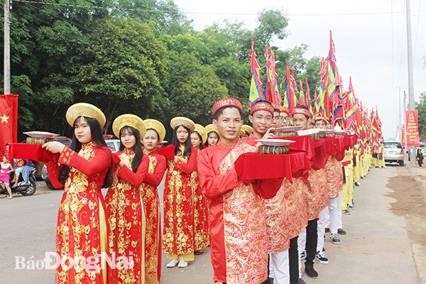 Lễ rước bánh chưng, bánh giầy tại công viên Văn hóa Hùng Vương, H.Trảng Bom năm 2019. Ảnh: M.NY