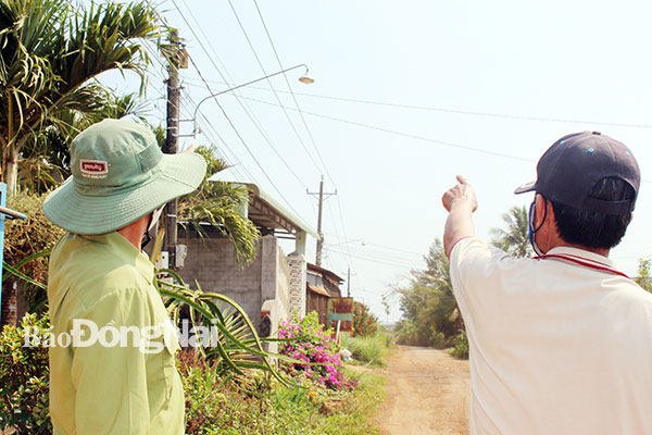 Tuyến đường khu 1, ấp 6, xã Swông Nhạn (H.Cẩm Mỹ) dù chưa kịp bê-tông hóa vẫn được người dân lắp đặt hệ thống chiếu sáng về đêm