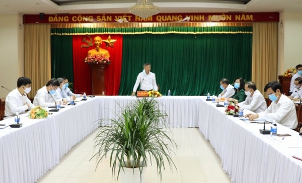 Chủ tịch UBND tỉnh Cao Tiến Dũng phát biểu tại cuộc họp.