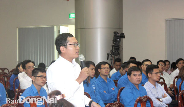 Anh Nguyễn Hoàng Nam trao đổi tại buổi đối thoại giữa lãnh đạo UBND tỉnh với cán bộ, công chức, viên chức trẻ. Ảnh: N.Sơn