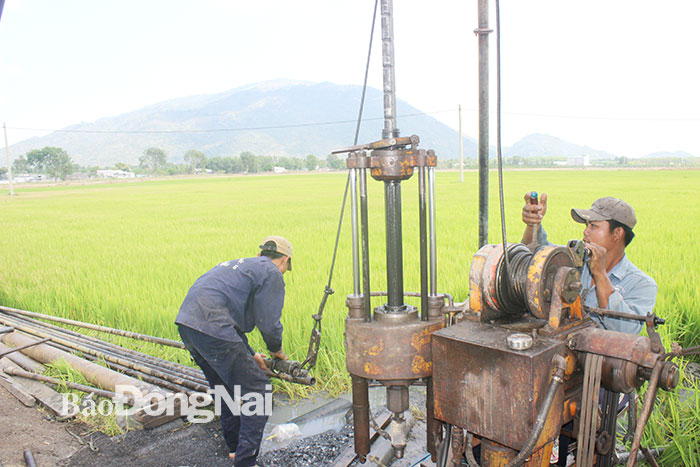 Khoan giếng khai thác nước ngầm phục vụ sản xuất nông nghiệp tại xã Xuân Thọ (H.Xuân Lộc). Ảnh: Bình Nguyên