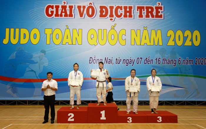 Ban tổ chức trao huy chương cho các VĐV đạt thành tích trong ngày thi đấu đầu tiên
