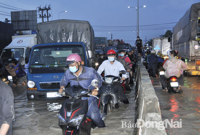 Đường Võ Nguyên Giáp đoạn gần với quốc lộ 51 (TP.Biên Hòa) ngập nước sau khi mưa lớn vào chiều 19-5-2020