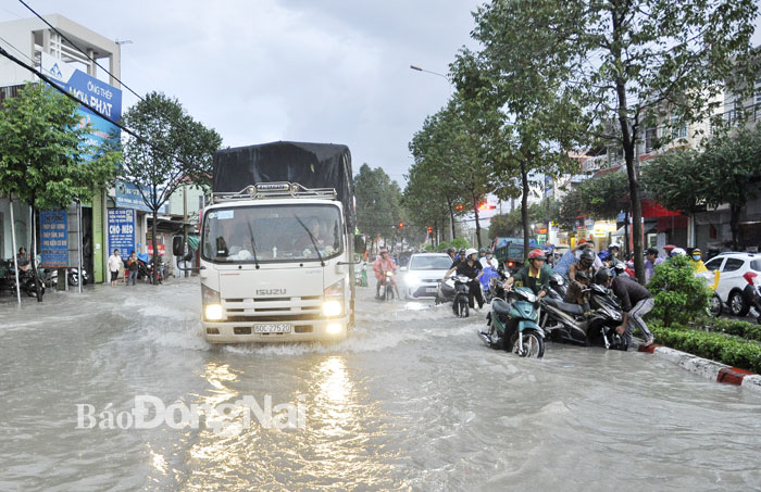 Đường Đồng Khởi đoạn gần ngã ba Trảng Dài (TP.Biên Hòa) ngập nước vào chiều 1-6-2020 Ảnh: THANH HẢI