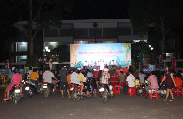 Người dân H.Định Quán theo dõi chương trình biểu diễn đờn ca tài tử do Trung tâm Văn hóa - điện ảnh tỉnh tổ chức