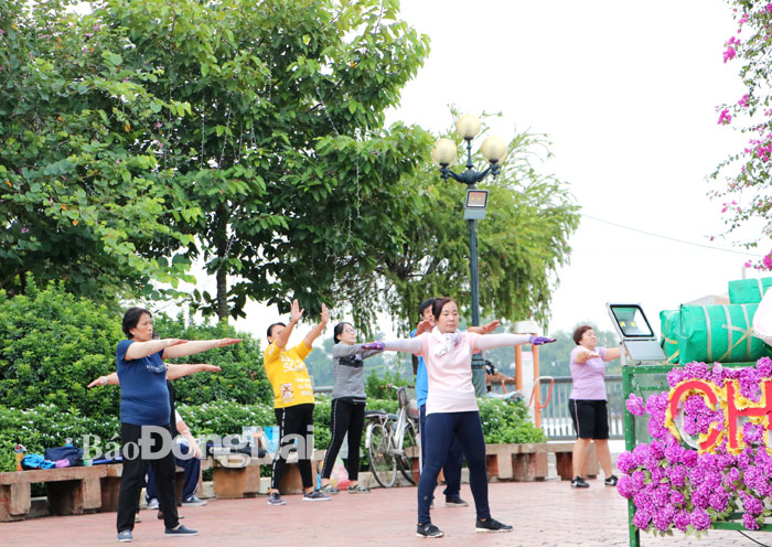 Người dân tập thể dục buổi sáng tại công viên Nguyễn Văn Trị