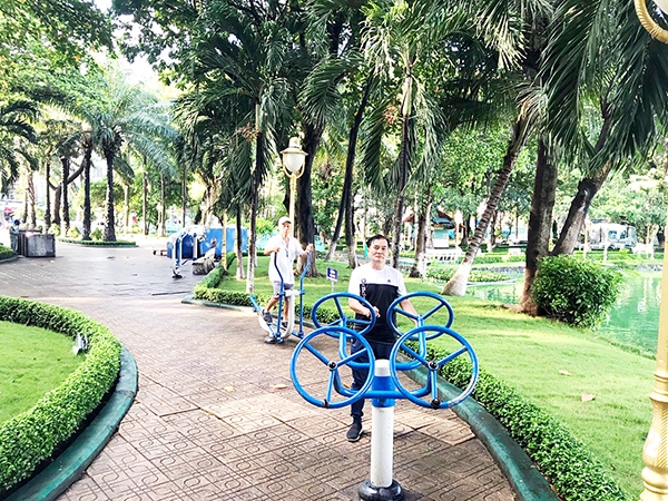 Một thành phố công nghiệp như TP.Biên Hòa rất cần thêm những công viên tạo không gian xanh, mát mẻ, trong lành để người dân đến vui chơi, thư giãn. Trong ảnh: Người dân tập thể dục buổi sáng tại công viên Biên Hùng (TP.Biên Hòa)